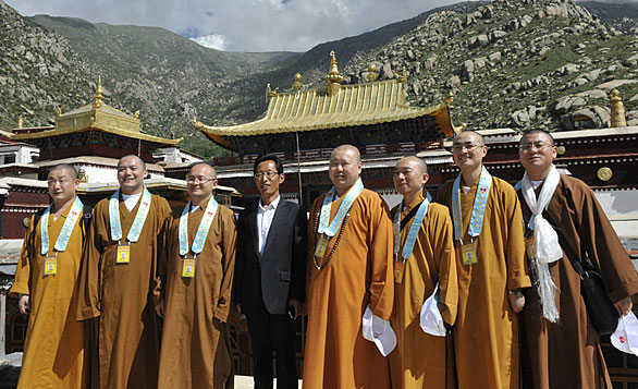 2011年覺醒大和尚攜“雪域·慈愛之旅”一行參拜哲蚌寺