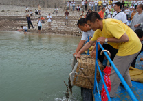 <strong>首屆“法門之光”福慧營隆重舉行放生法會(huì)</strong>