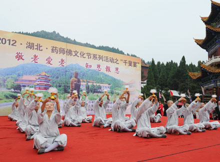 2012湖北藥師佛文化節之“千叟宴”在靈泉寺舉行