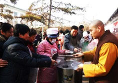 河北保定名寺大慈閣舉行臘八節施粥法會(huì)