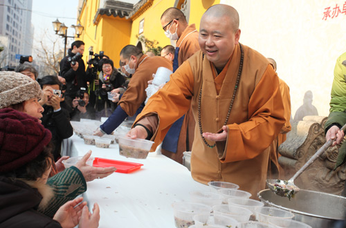 上海玉佛禅寺舉行2013迎新年臘八贈粥活動