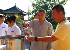 三亞南山寺施“臘八粥” 遊客分享臘八節