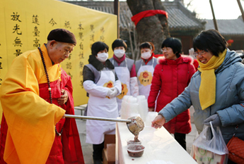 北京潭柘寺舍臘八粥兩(liǎng)天 滿足市民品粥需求