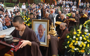 柏林禅寺僧俗大衆恭迎淨慧長(cháng)老舍利