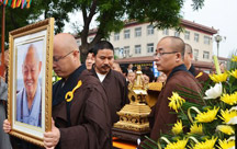 河北柏林禅寺僧俗大衆恭迎淨慧長(cháng)老遺骨舍利儀式