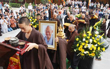 河北柏林禅寺僧俗大衆恭迎淨慧長(cháng)老遺骨舍利儀式