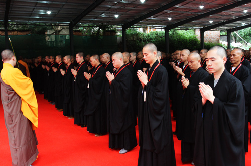 靈隐寺三壇大戒法會(huì)第四天：教毗尼日用、拜願調和穿海青