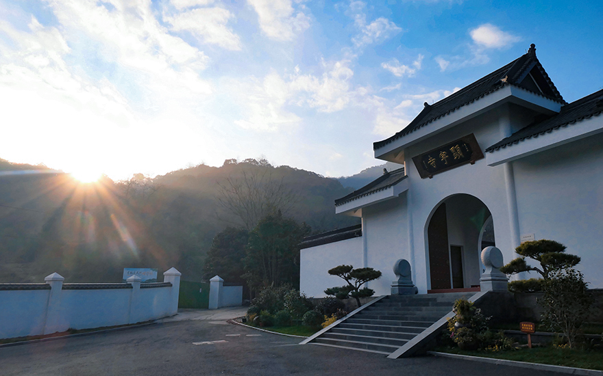 這(zhè)座寺院隐于半山北麓，曾與靈隐寺齊名